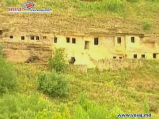 صور Tipova Cave Monastery معبد