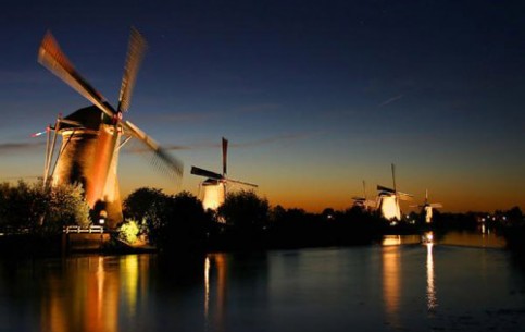 Нидерланды привлекают путешественников со всего мира - экскурсии по каналам и музеям Амстердама, ежегодные выставки цветов.