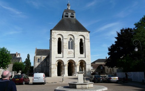 Nice and hospitable town of Saint-Benoit-sur-Loire on the banks of the Loire is famous for cozy hotels and the medieval Abbey of Fleury