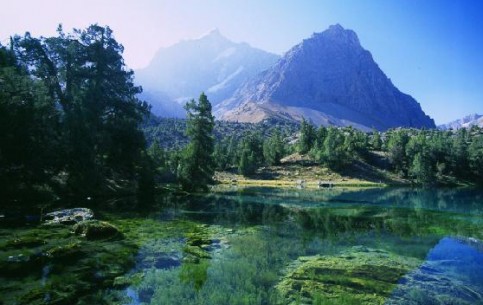 Высочайшие горы с шапками ледников, древние города, руины буддистских монастырей и старинные крепости – все это современный Таджикистан