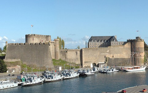 Брест – один из крупнейших портов Франции. Старинный Брестский замок, где сегодня находится Морской музей, всемирно известный Океанаполис, музей истории города