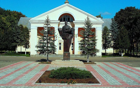 Брошнев-Осада, поселок городского типа в бойковском Прикарпатье, небогатый на туристические объекты, привлекает любителей активного отдыха на лоне природы