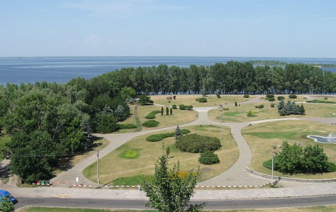 Чтобы составить представление о типичном областном центре Украины, вам следует посетить Черкассы – промышленный город с архитектурой советского периода