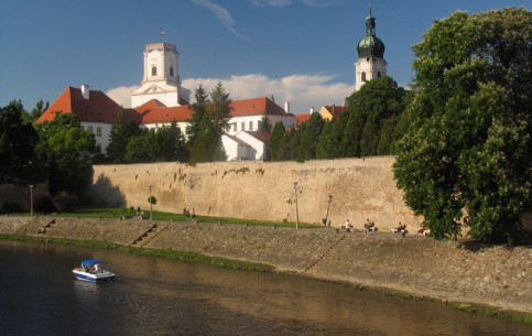 Уютный старинный Дьер гордится своими памятниками австрийского барокко, уникальным аббатством-крепостью Паннонхалма с костелом 13 века, церквями и музеями