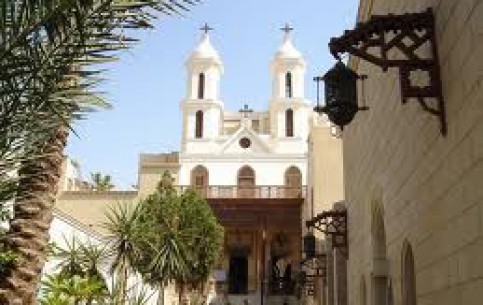 Одна из шести интереснейших коптских церквей в Каире построена на воротах римского форта и именно поэтому называется Аль-Муалляка, то есть Подвешенная церковь