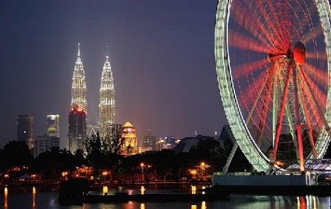 Kuala-Lumpur - Malaysian capital, its financial centre; ultra-modern skyscrapers and ancient asian culture; splendid hotels; 5 big parks.