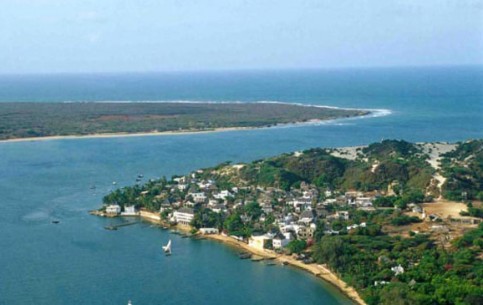 Lamu is a true reserve of Swahili culture. Absolute absence of automobiles; sea, palms, sailing boats, donkeys and unpaved narrow streets of Lamu town, the most ancient town in Kenya