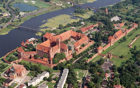 Замок Мариенбург - заложен в 13 веке, образец кирпичной готики, крупнейший кирпичный замок в мире, объект Всемирного Наследия ЮНЕСКО.