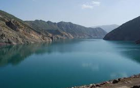 Гигантское водохранилище на реке Вахш, образованное плотиной знаменитой Нурекской ГЭС, привлекает туристов фантастической красотой окрестных горных пейзажей
