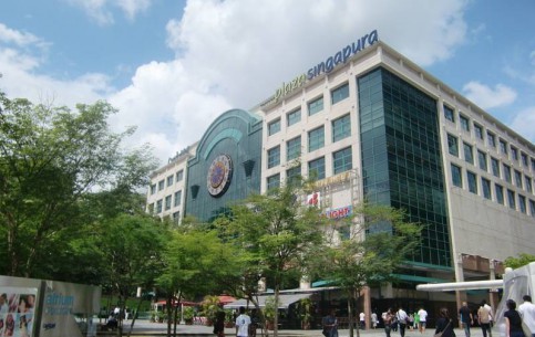 «Плаза Сингапуга» - суперпопулярный торговый центр со множеством магазинов и бутиков, с ресторанами и кафе, развлекательными заведениями и огромным кинотеатром