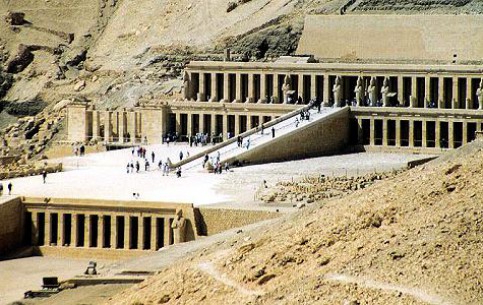 Уникальный по архитектуре заупокойный храм Хапшесут, частично вырубленный в скалах Дейр-эль-Бахри, поражает воображение своей монументальностью