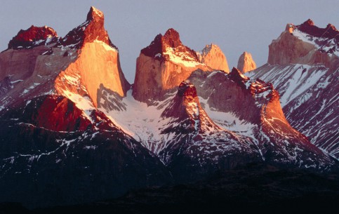 Торрес дель Пайне - один из популярнейшех туристических объектов Чили. Величественные горы, кристальные озера, сверкающие глетчеры, фантастические фьорды