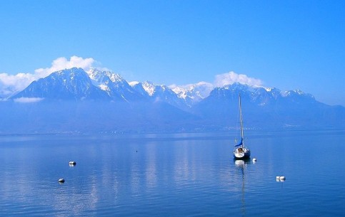 Женевское озеро - самое крупное в Альпах. Кристальная вода, живописные берега с прелестными деревушками, знаменитыми виноградниками и элитными курортами